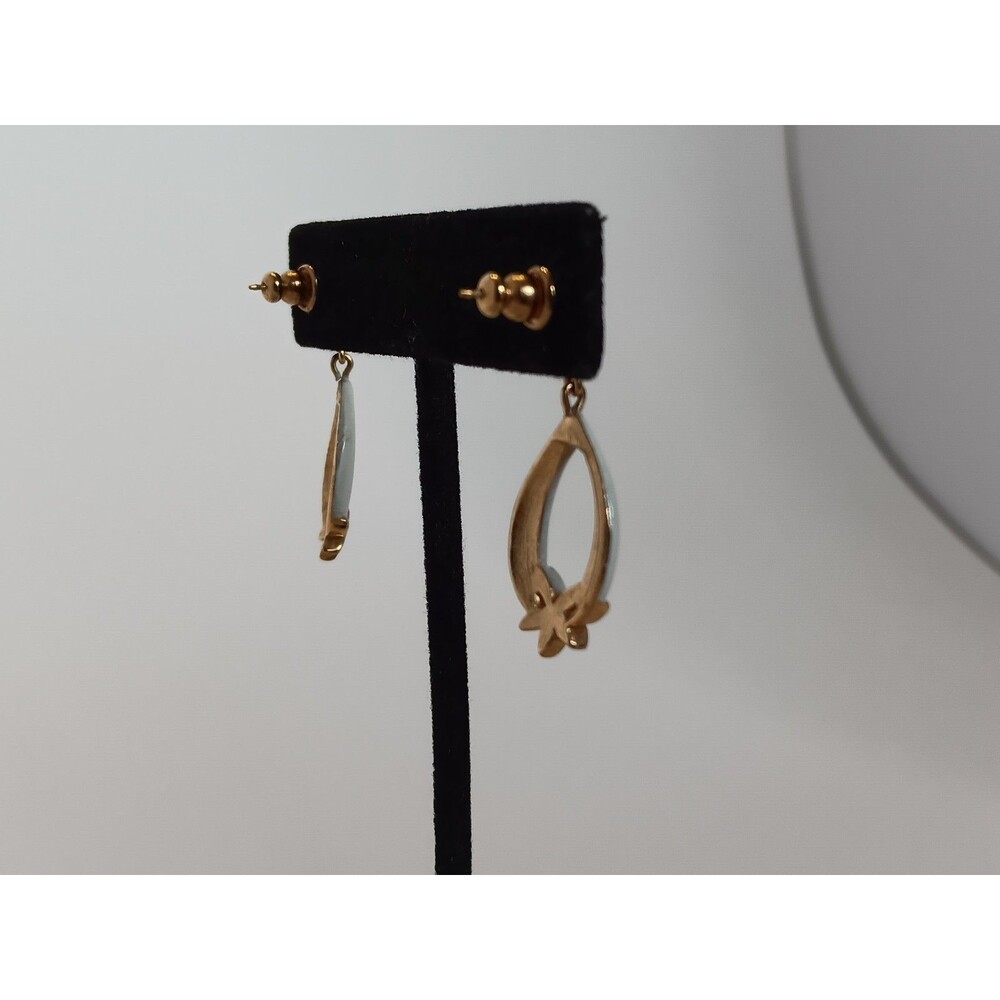 Vintage Crown Trifari White Enamel & Goldtone Dangle Earrings 1.25 in - Picture 4 of 16